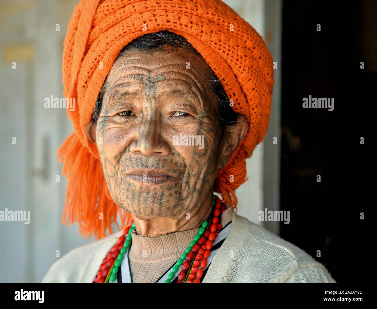 Ältere Kinn Muun tribal Frau ('Spider Frau') mit klassischen Gesichtsbehandlung tattoo posiert für die Kamera (Kopf geschossen). Stockfoto