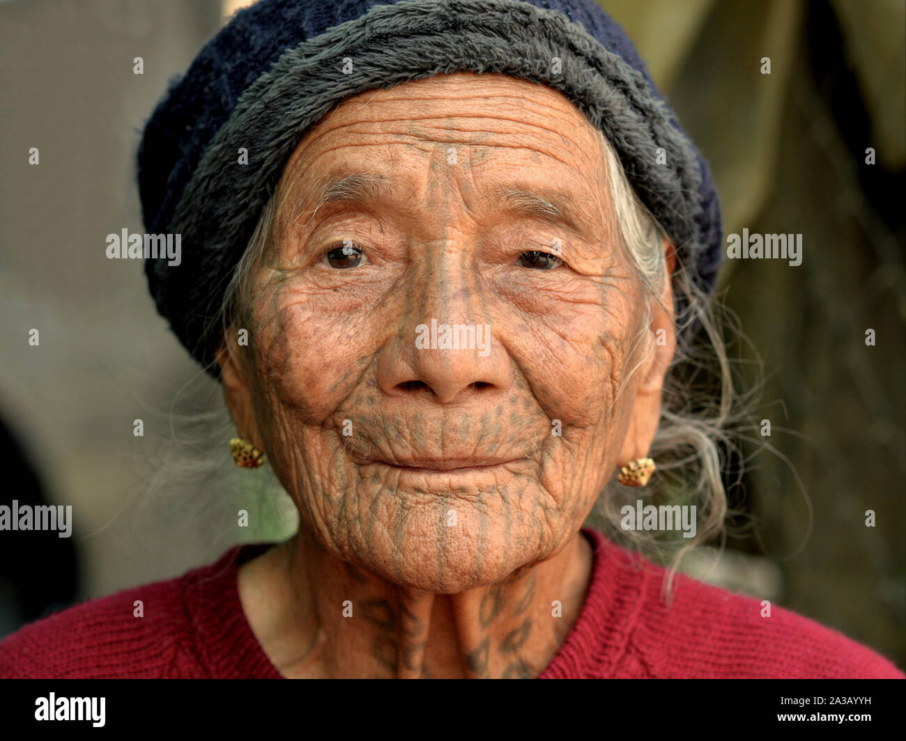 Alte Kinn Muun tribal Frau ('Spider Frau') mit verblichenen klassischen Gesichtsbehandlung tattoo posiert für die Kamera. Stockfoto