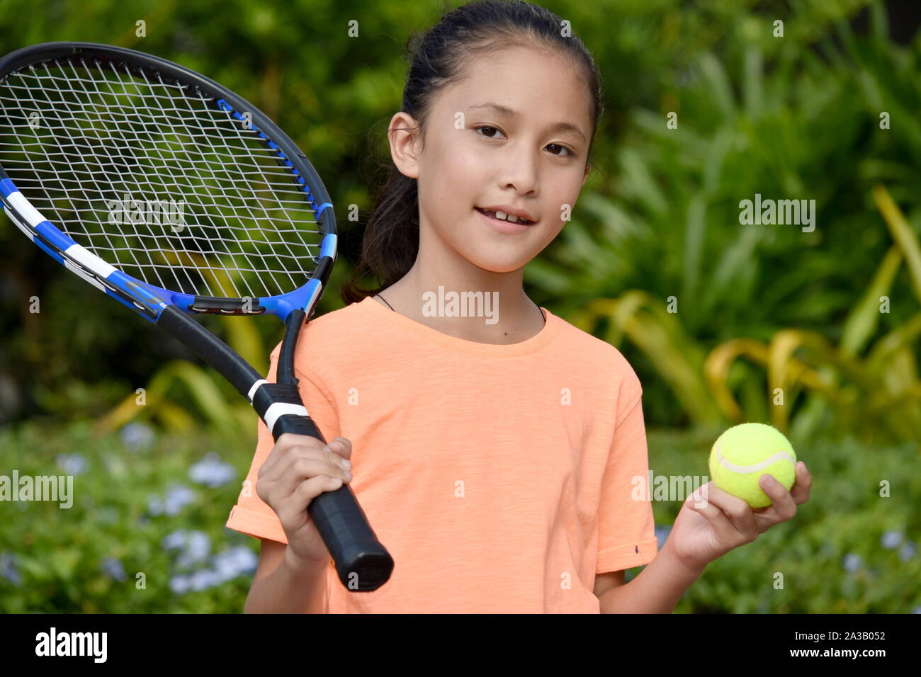 Weibliche Tennisspieler und Glück mit Tennisschläger Stockfoto