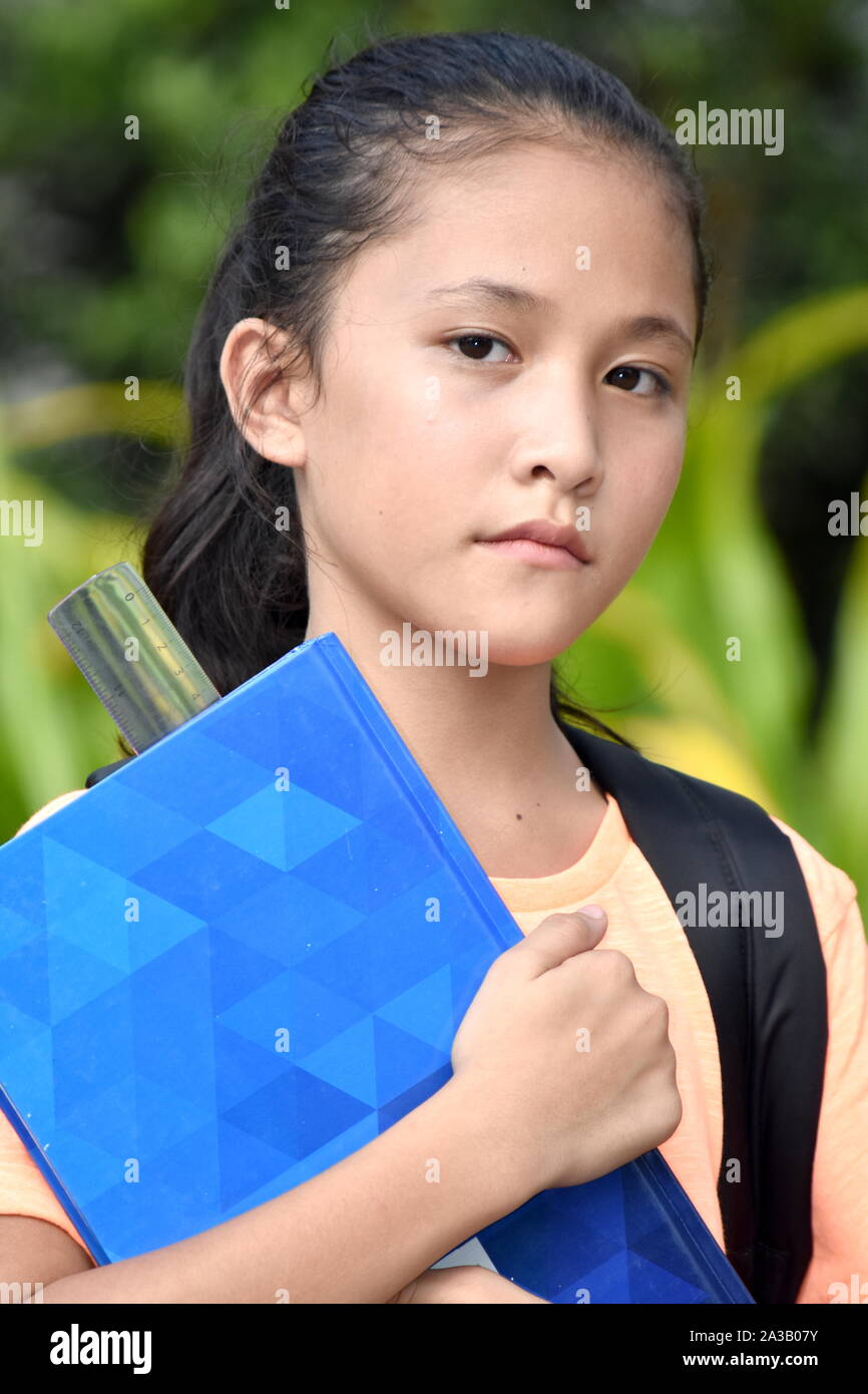 Eine Emotionslose hübsche Person mit Bücher Stockfoto