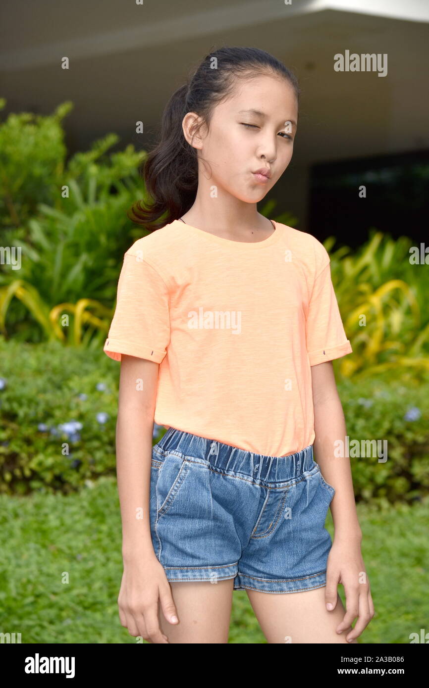 Ein Zwinkern ziemlich Filipina Frau Knabe Stockfoto