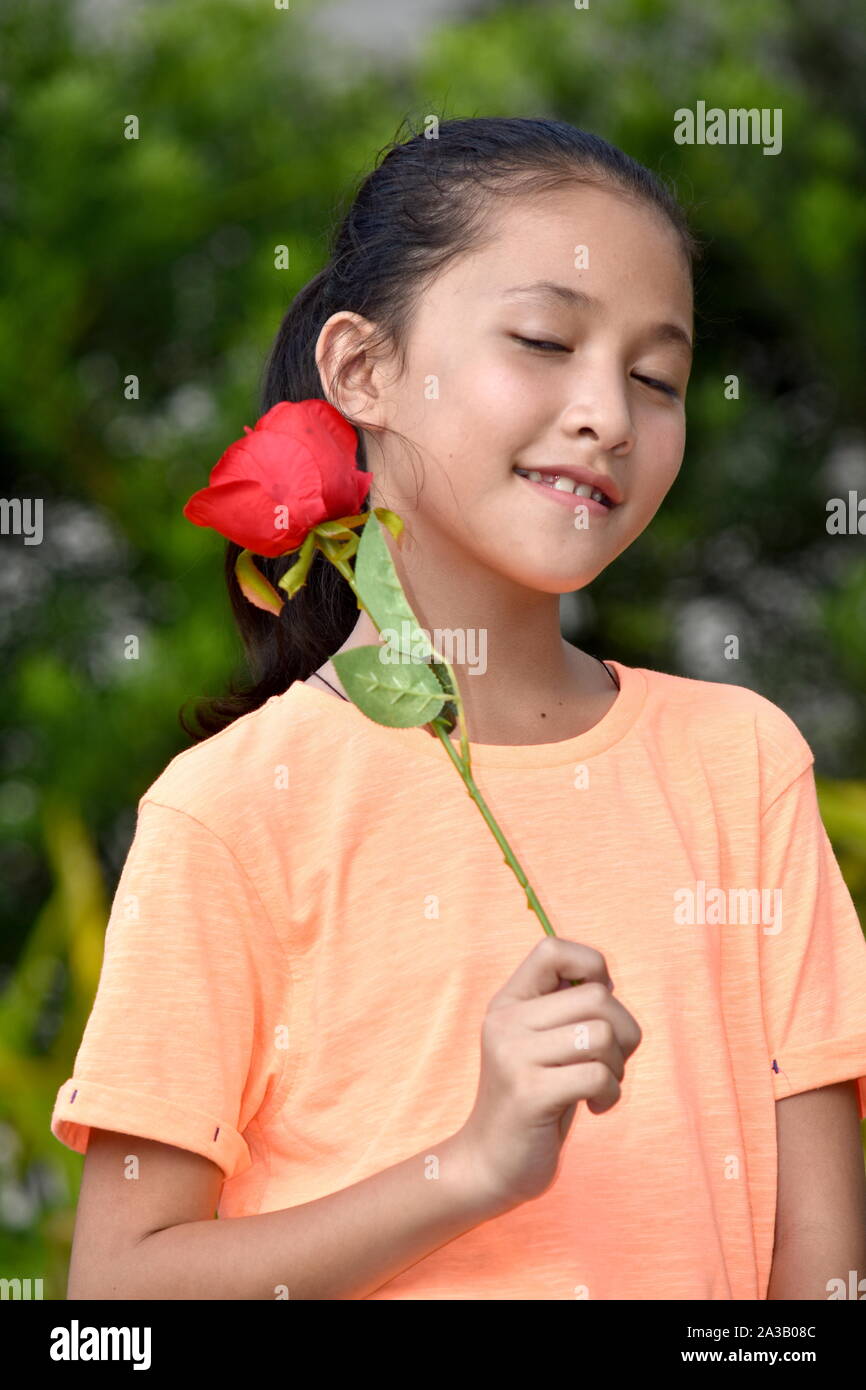 Eine glückliche junge Person mit Blumen Stockfoto