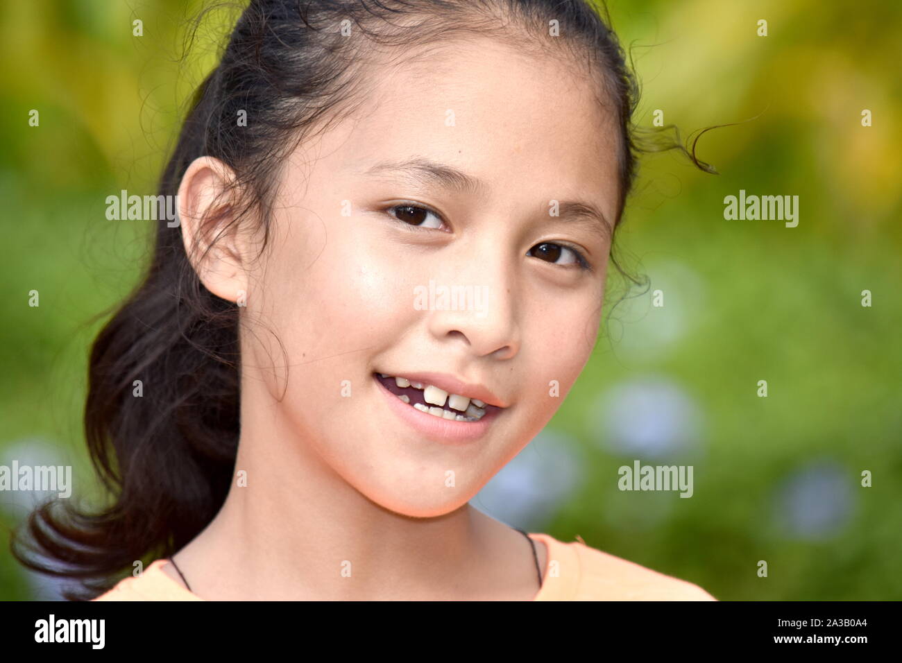 Eine lächelnde Junge Diverse Weibliche Stockfoto