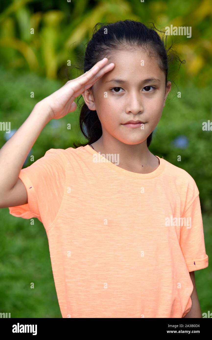 Eine junge Filipina Juvenile Salutierte Stockfoto