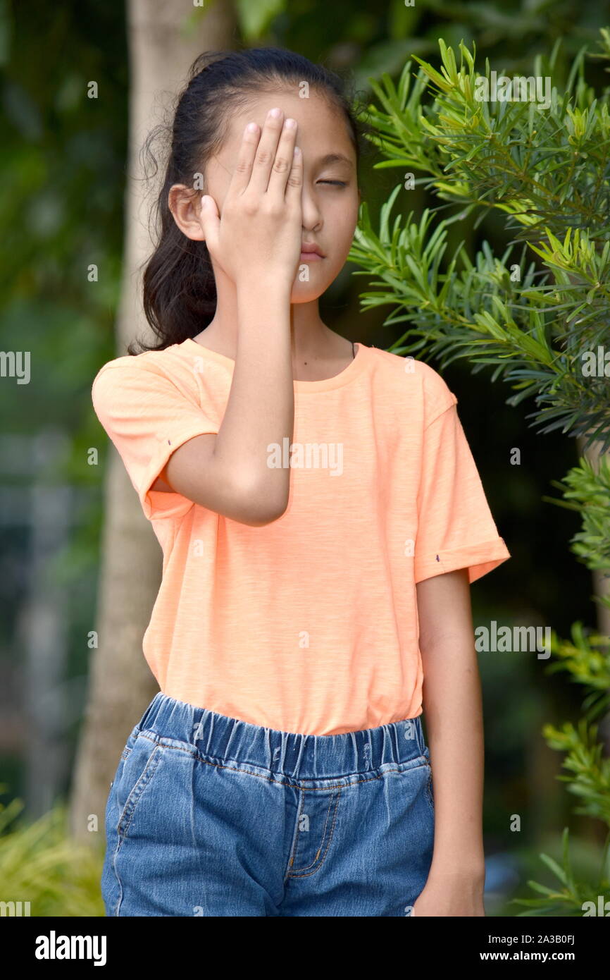 Eine schöne Diverse weibliche Jugendliche Schämen Stockfoto