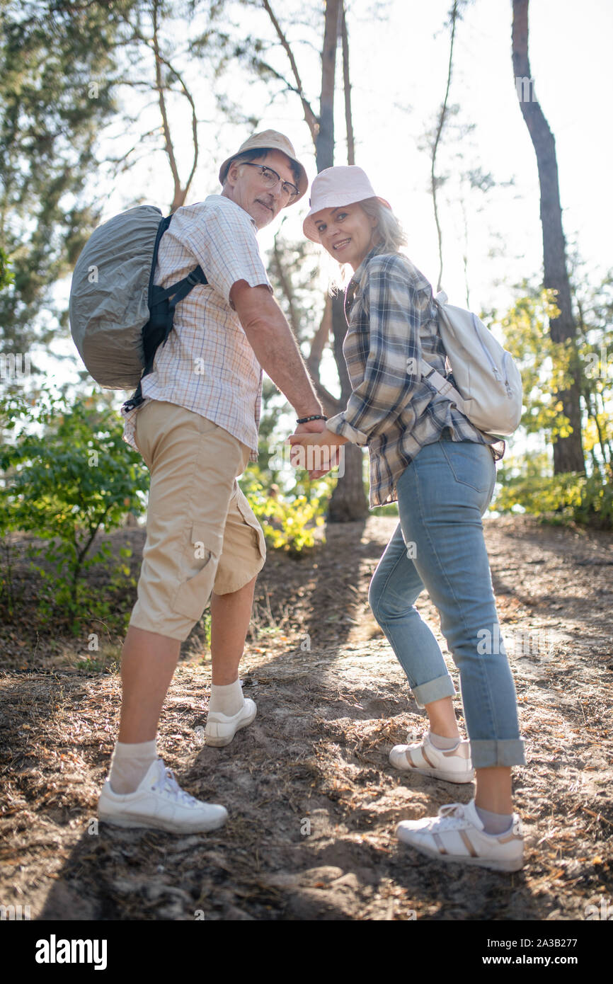 Paar tragen Sneakers wandern im Wald auf schönen warmen Tag Stockfoto