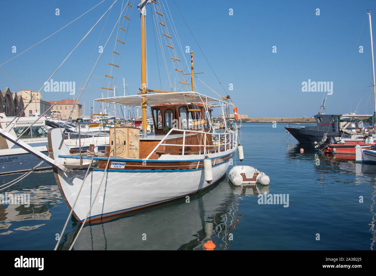 Diese alten hölzernen Fischerboot wurde renoviert und ist nun für Tagesausflüge für Touristen Segeln aus dem historischen Venezianischen Hafen von Chania in verwendet Stockfoto