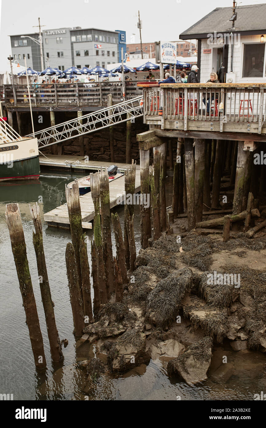 Portland, Maine - 26. September 2019: Wharf hinter Portland Hummer Firma shack im historischen Viertel von Portland, Maine Stockfoto