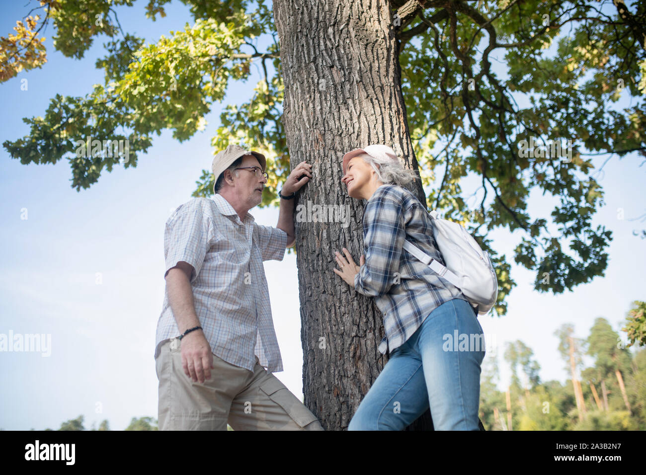 Frau tragen weiße Rucksack sprechen für den Mann Stockfoto