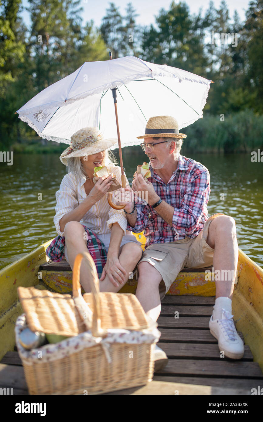 Paar ihre Mittagspause im Boot Stockfoto