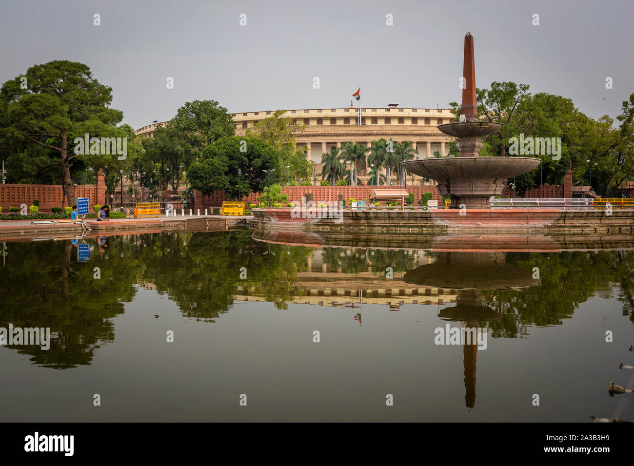 DELHI, Indien, 25. AUGUST 2016: Blick auf das indische Parlament, auch als Lok Sabha bekannt Stockfoto