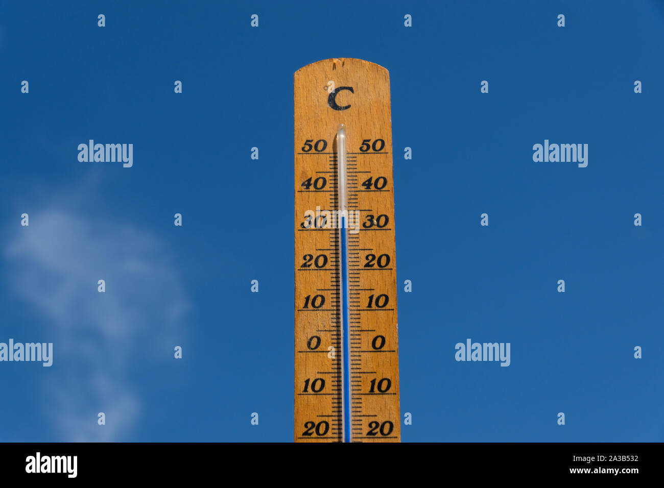 Ein Thermometer zeigt hohe Temperatur im Sommer Stockfoto