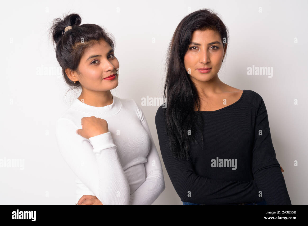 Zwei junge schöne Persische Frauen zusammen an der Kamera auf der Suche Stockfoto