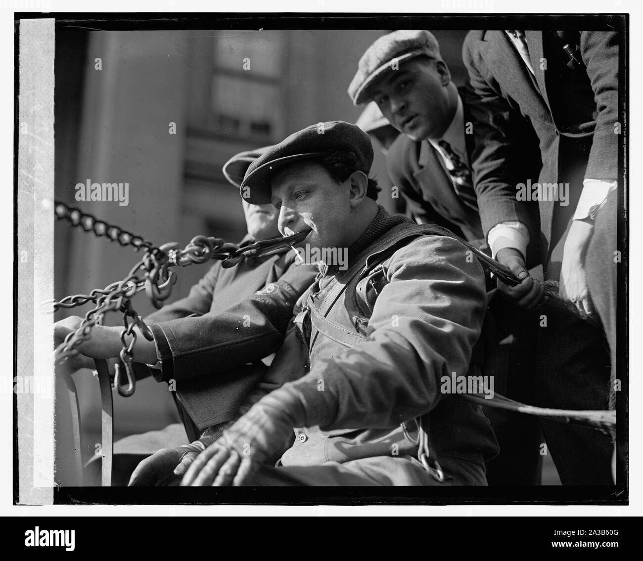 Siegmund Zishe Breitbart, Performer/Strongman, der seine Zähne verwendet einen Wagen mit 50 Personen an Bord durch die Straßen von Washington, D.C.] 11/27/23 ziehen Stockfoto