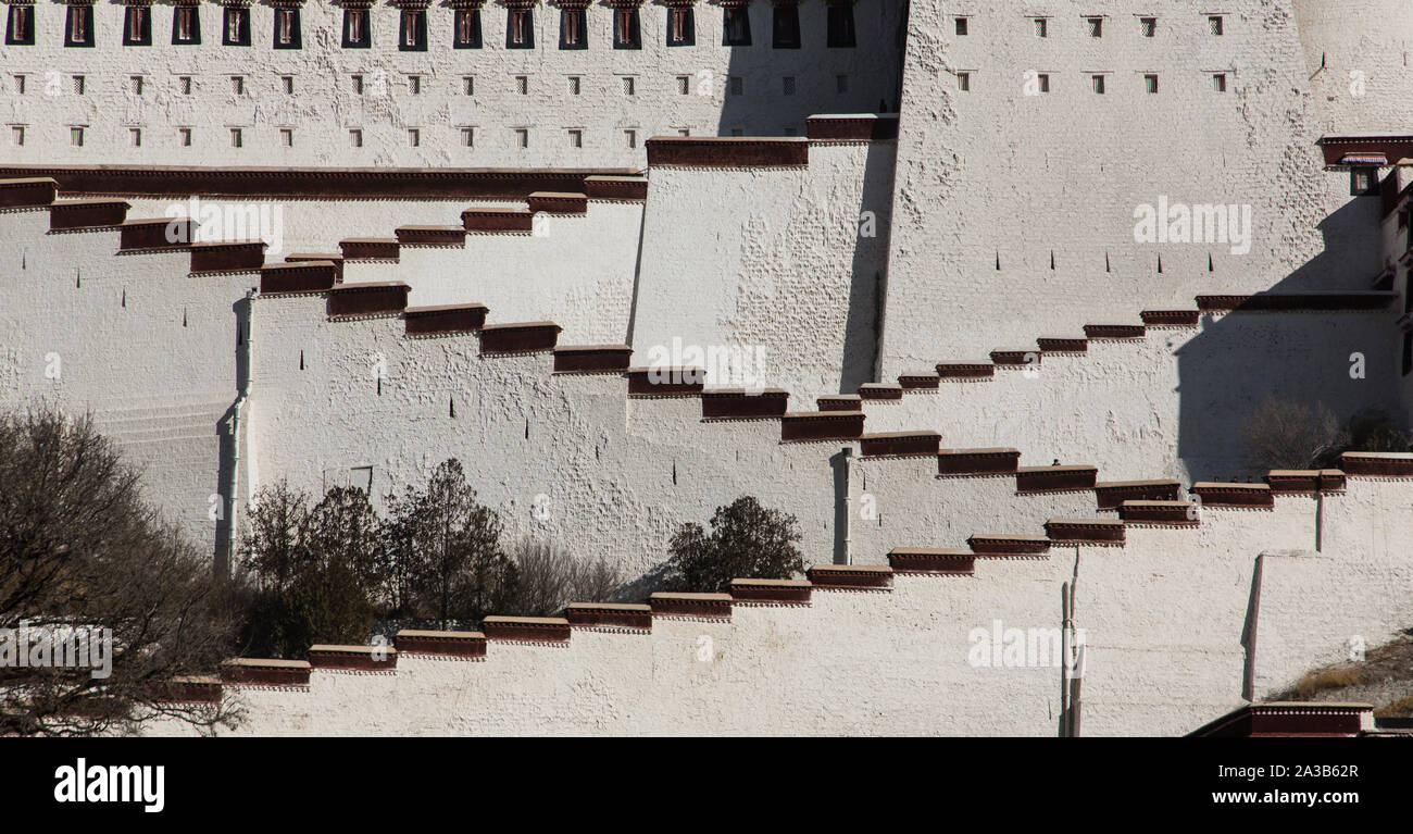 Architektonischen Details von zig-zag Treppen an den Potala-palast in Lhasa, Tibet, ehemaligen Winterpalast des Dalai Lama und UNESCO-Weltkulturerbe. Stockfoto