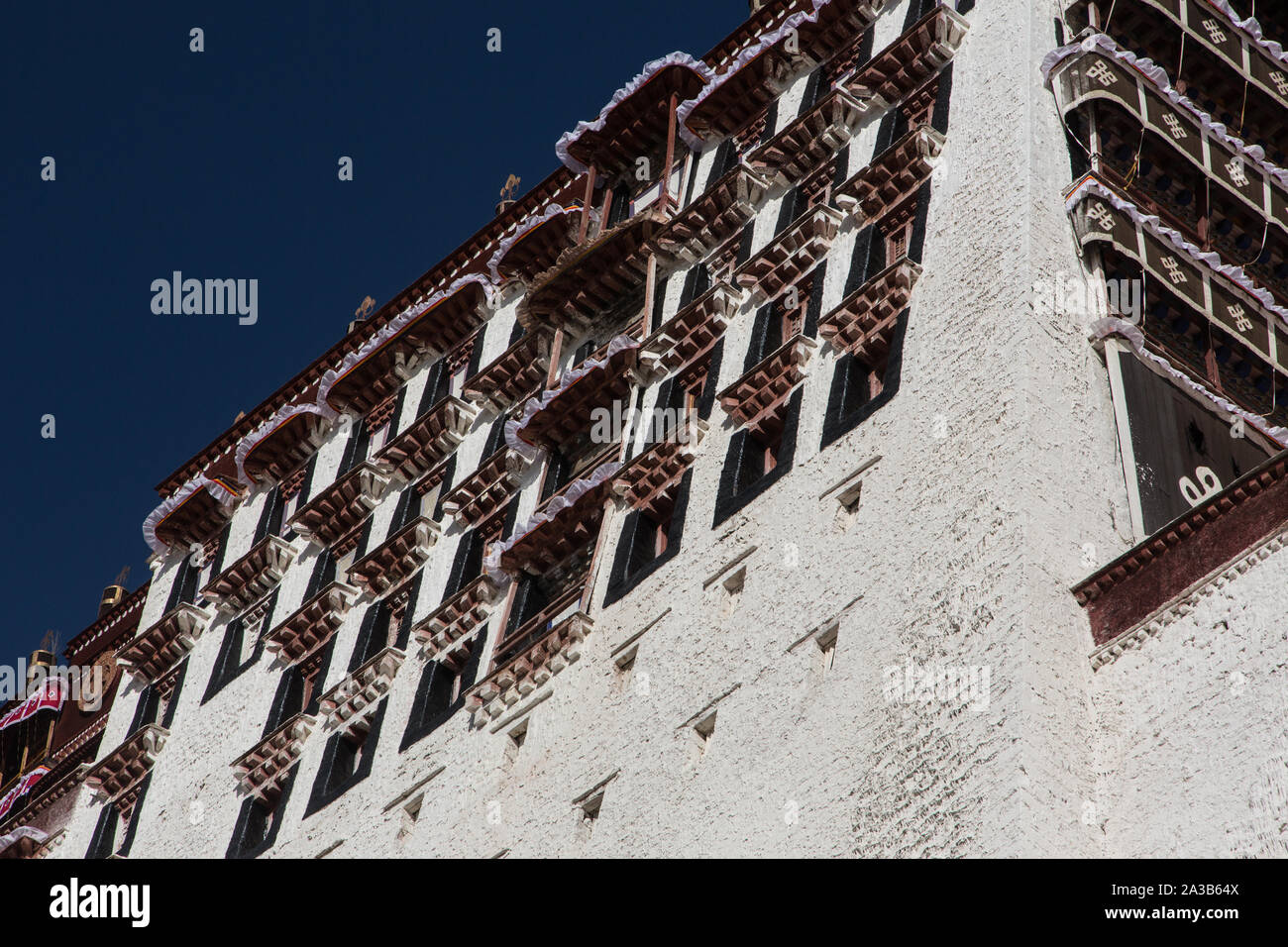 Architektonisches Detail des Potala Palace in Lhasa, Tibet, der ehemaligen Winterpalast der Dalai Lama bis 1959 und UNESCO-Weltkulturerbe. Stockfoto
