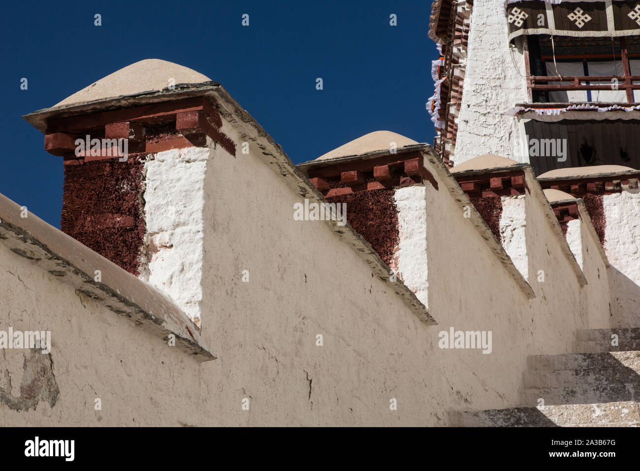 Architektonisches Detail des Potala Palace in Lhasa, Tibet, der ehemaligen Winterpalast der Dalai Lama bis 1959 und UNESCO-Weltkulturerbe. Stockfoto