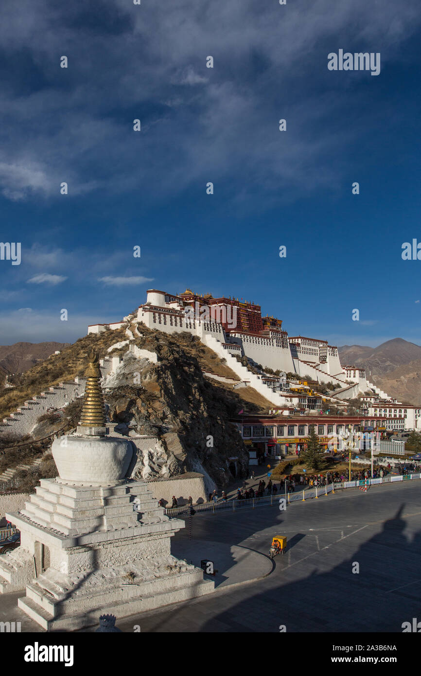 Der Potala Palast wurde um 1645 N.CHR. gegründet und war die ehemalige Winterpalast des Dalai Lama und ist ein UNESCO Weltkulturerbe in Lhasa, Tibet. Stockfoto