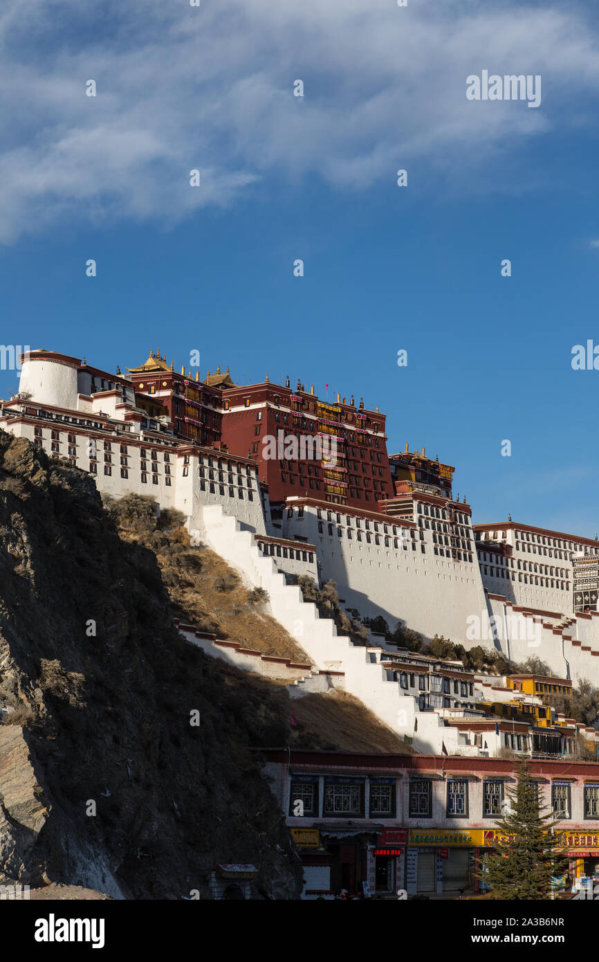 Der Potala Palast wurde um 1645 N.CHR. gegründet und war die ehemalige Winterpalast des Dalai Lama und ist ein UNESCO Weltkulturerbe in Lhasa, Tibet. Stockfoto