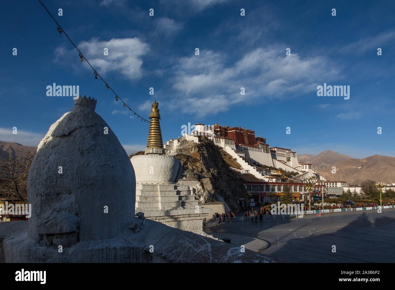 Der Potala Palast wurde um 1645 N.CHR. gegründet und war die ehemalige Winterpalast des Dalai Lama und ist ein UNESCO Weltkulturerbe in Lhasa, Tibet. Stockfoto