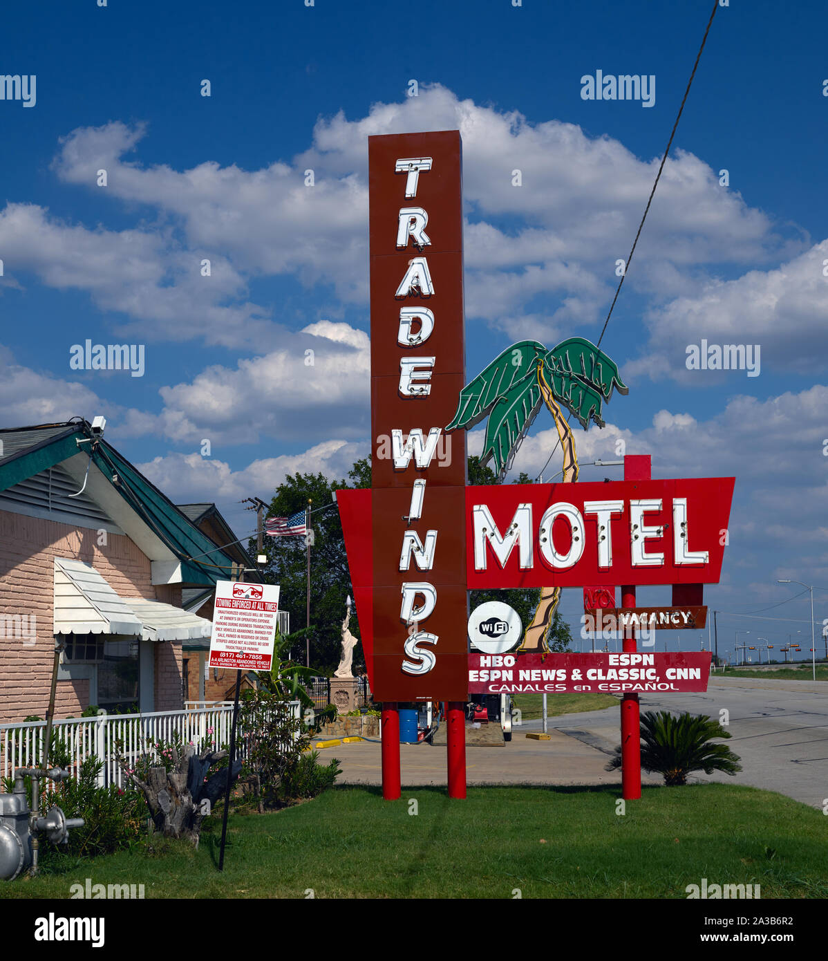 Zeichen für das Tradewinds Hotel in Grand Prairie, Texas, entlang alter Texas Highway 180, die die Autobahn zwischen Dallas und Fort Worth. Stockfoto