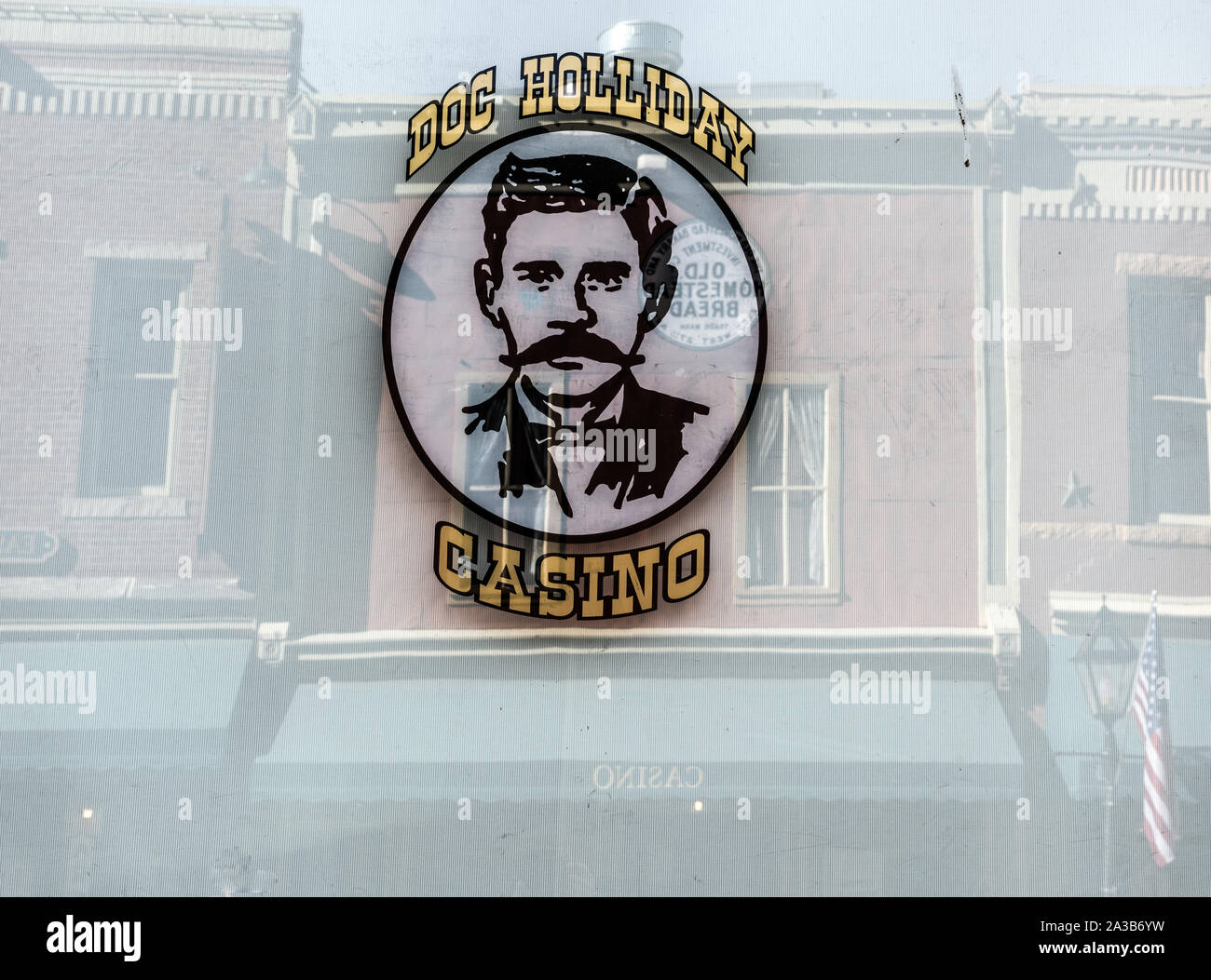 Zeichen auf dem Fenster, und der Reflexion von Unternehmen über die Straße, auf der Doc Holliday Casino in Central City, Colorado Stockfoto