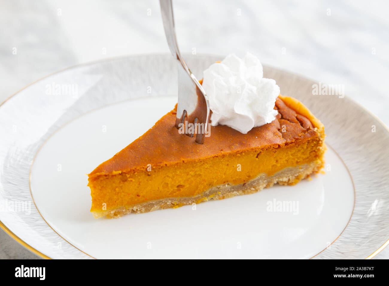 Stück vegane hausgemachte Pumpkin Pie mit vegane Schlagsahne Stockfoto