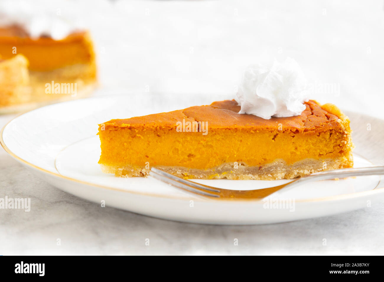 Stück vegane hausgemachte Pumpkin Pie mit vegane Schlagsahne Stockfoto