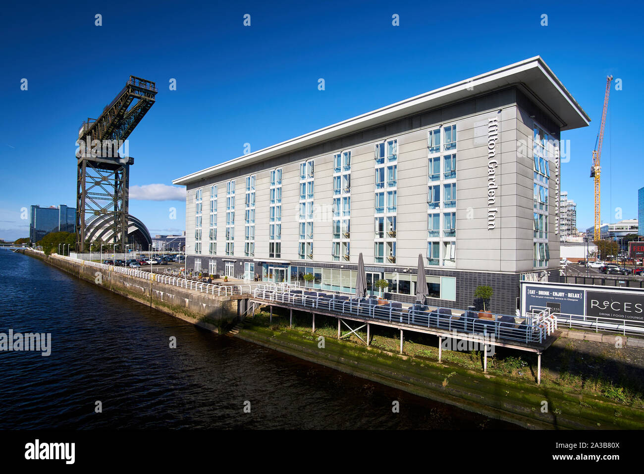 Hilton Garden Inn über den Fluss Clyde und eine alte Finnieston Kran in Glasgow, Schottland Stockfoto