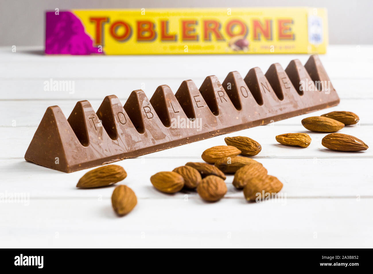 Kiew, Ukraine - 18. AUGUST 2017: Toblerone - Schweizer Milchschokolade mit Rosinen, Honig und Mandel Nougat. Stockfoto