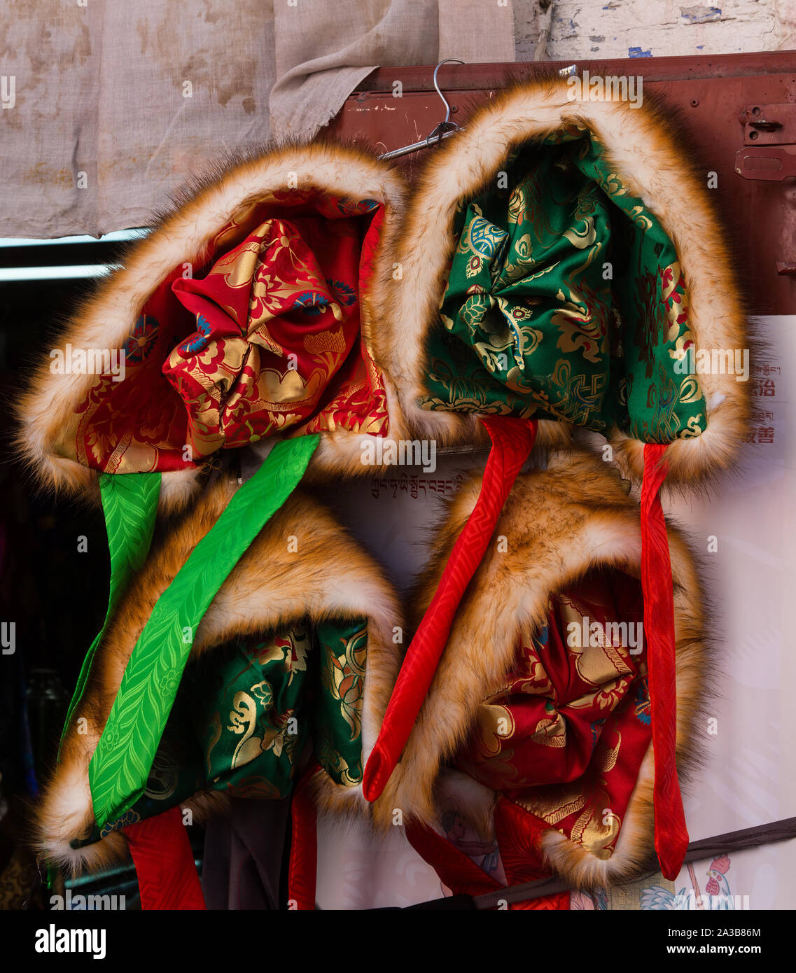 Traditionelle Seide und roter Fuchs Fell Hüte für den Verkauf in einem Laden in der Barkhor in Lhasa, Tibet. Stockfoto