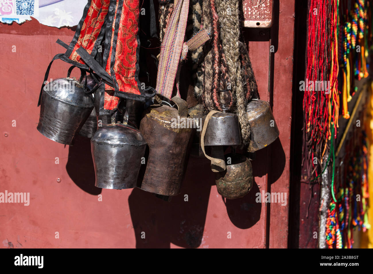 Mehrere alte yak Glocken für den Verkauf in den Markt in der Nähe des Barkhor in Lhasa, Tibet. Die Landwirte würden eine Glocke um ein Yak Hals Platz zu suchen. Stockfoto