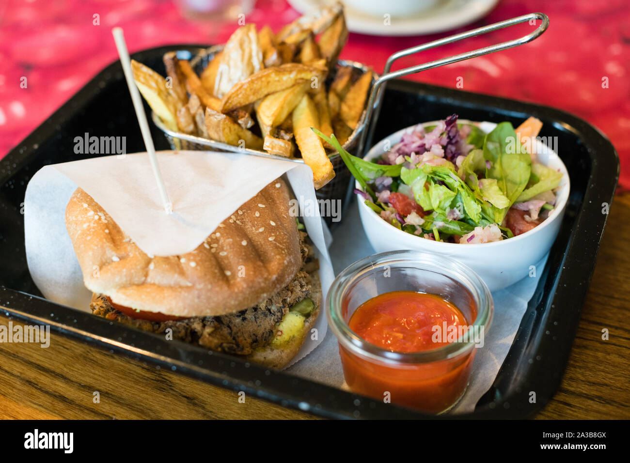 Vegane Burger mit Pommes Frites und Salat Stockfoto