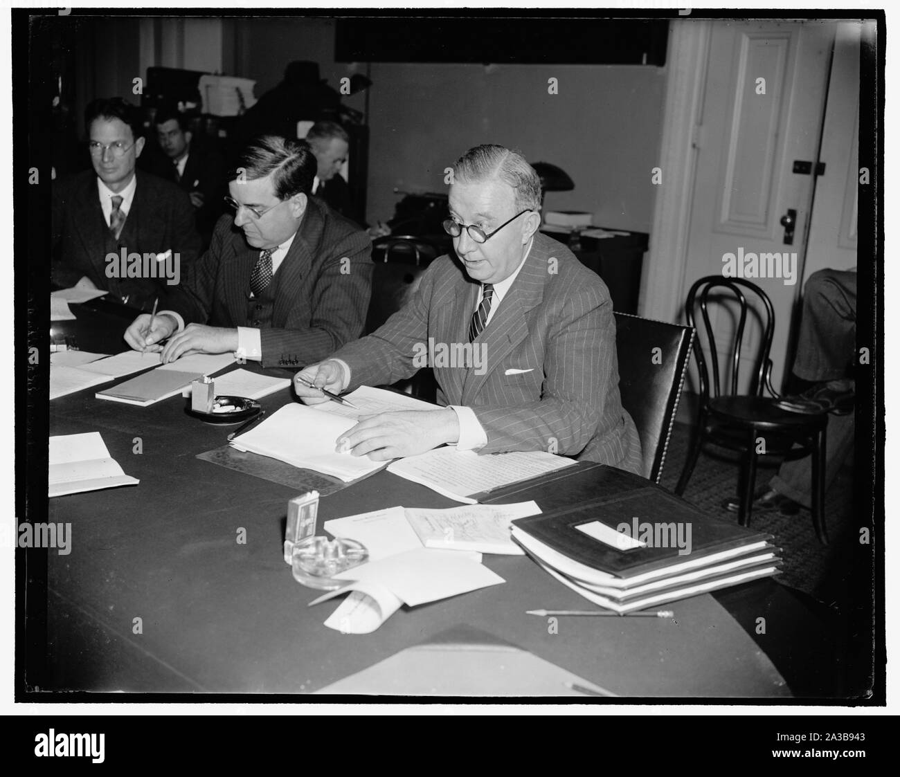 Silber Experte fragen Federal Reserve Chairman auf Silber Frage. Washington, D.C., 23. Walter E. Trent, Technischer Direktor des Rocky Mountain Metall Stiftung, von Reno, Nev, der vom Vorsitzenden des speziellen Silber Ausschuss eingeladen war Marriner Accles, Vorsitzender der Federal Reserve Board Fragen, Fragen zu Silber. Er erwies sich ein Experte auf Silber zu sein, hielt Eccles besetzt annehmen und verursacht der Ausschuss eine Stunde länger als geplant laufen zu lassen. 3-23-39 Stockfoto