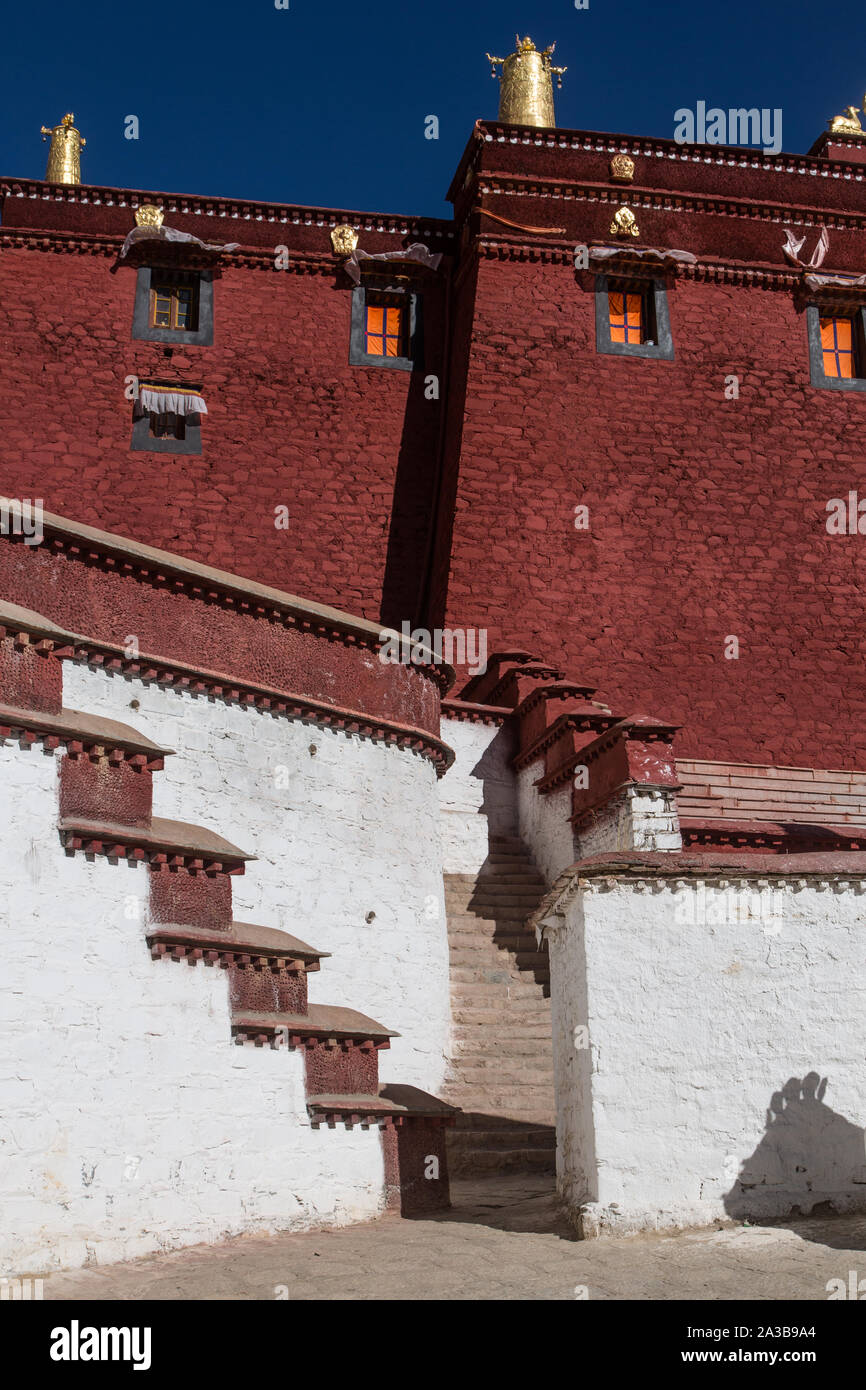Die ganden Kloster ist ein Buddhistisches Kloster auf Wangbur Mountain in Tibet. Die großen roten Gebäude ist das Serdung Lhakhang, eines Wohngebäudes. Stockfoto
