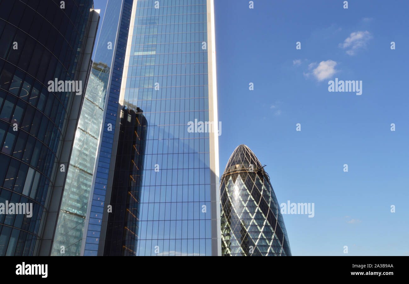 London/Großbritannien - 23. August 2019 - Blick auf den berühmten Londoner Sehenswürdigkeiten aus dem Garten bei 120 - Fenchurch Street Stockfoto