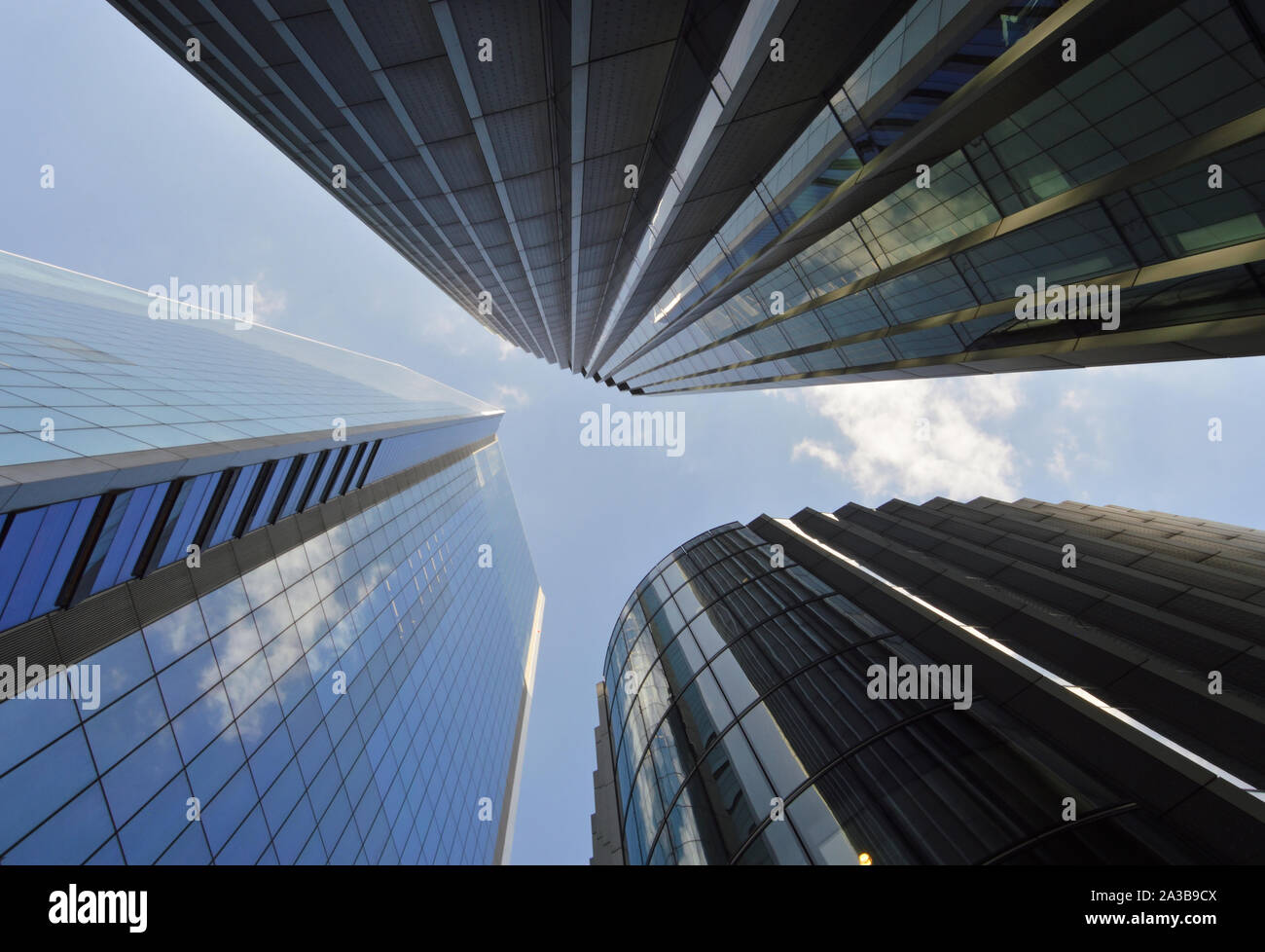 Niedrigen Winkel Ansicht der Wolkenkratzer Stockfoto
