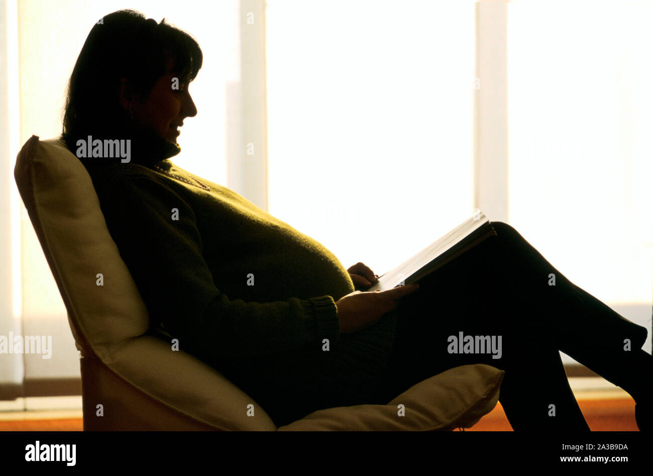 Schwangerschaft, Sessel, lesen Magazin Stockfoto