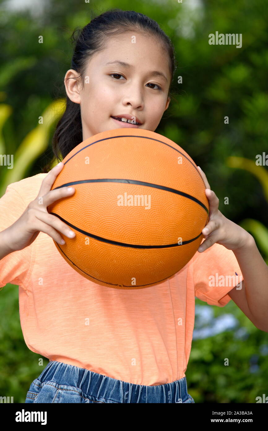 Sportliche Filipina weibliche Basketballspieler und Glück Stockfoto