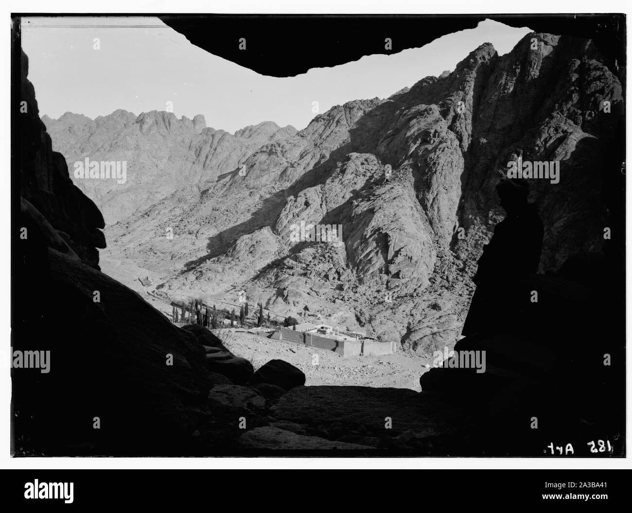 Sinai. Kloster von St. Katherine [d. h., das Kloster der Heiligen Katharina] aus dem fernen Höhleneingang. Stockfoto