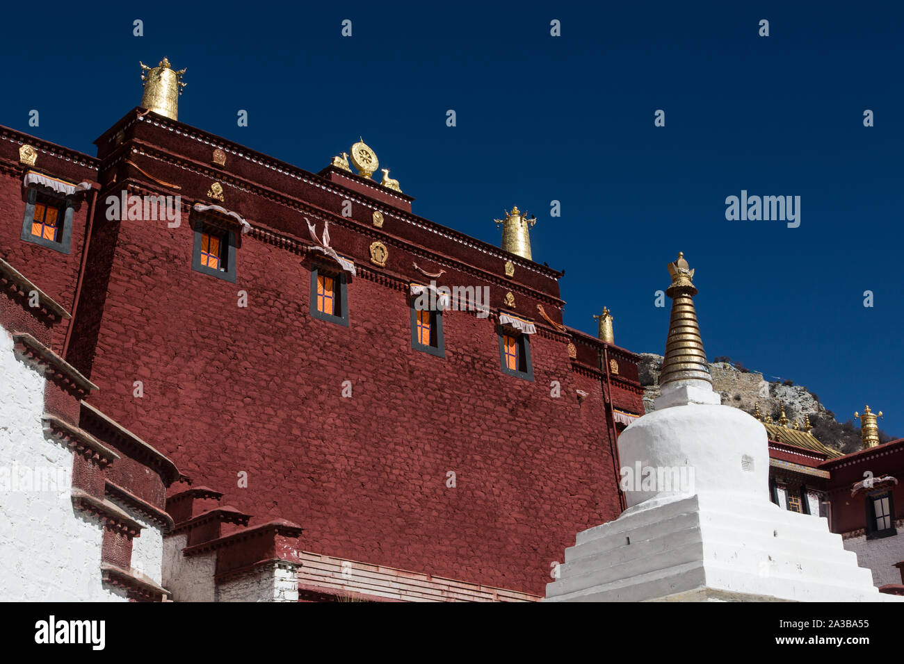 Die ganden Kloster ist ein Buddhistisches Kloster auf Wangbur Mountain in Tibet. Im Jahr 1409 gegründet. Chr. aber meistens im Jahre 1959 durch die chinesische Armee zerstört. Stockfoto
