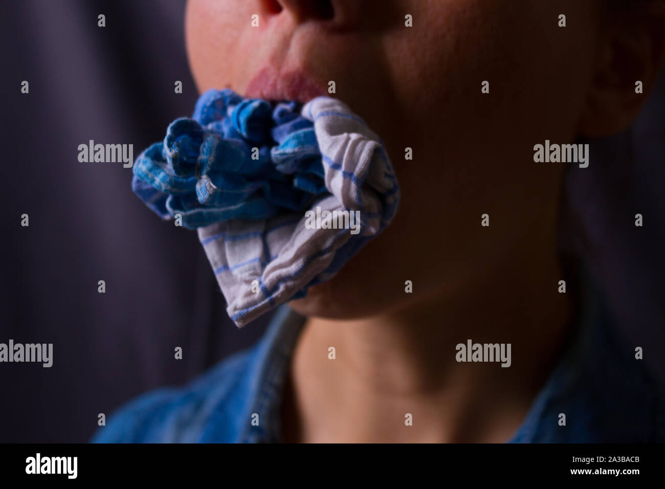 geknebelt-m-dchen-fotos-und-bildmaterial-in-hoher-aufl-sung-alamy