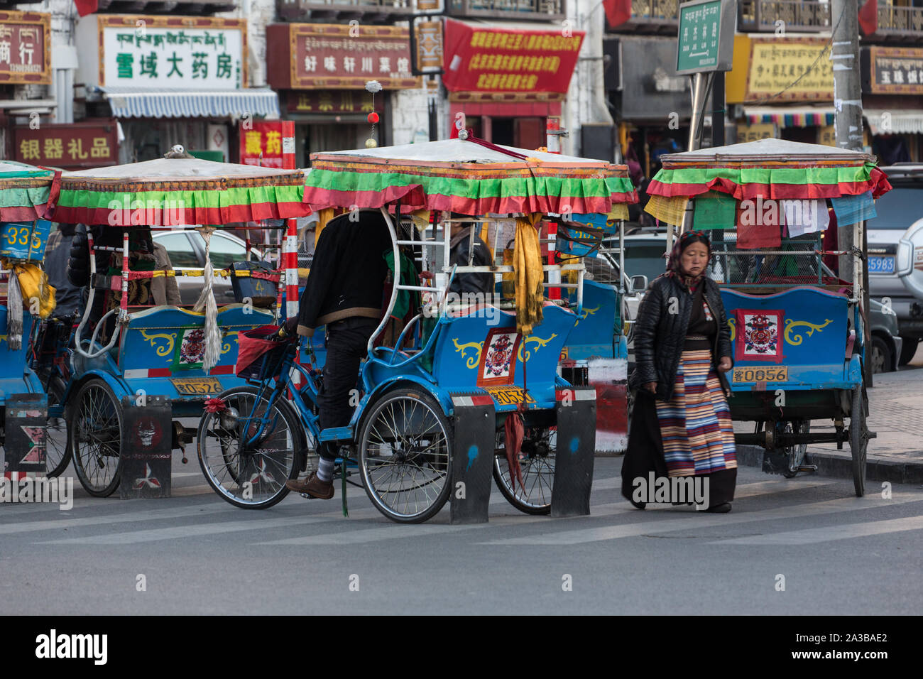 Eine fahrradrikscha ist eine kostengünstige Form der Beförderung in Lhasa, Tibet. Stockfoto