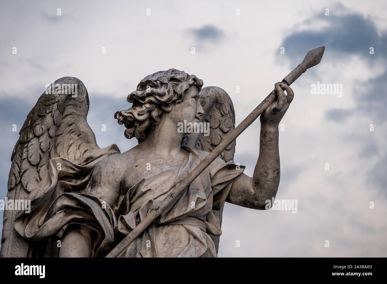 Berninis Marmorstatue der Engel von der Sant'Angelo-Brücke in Rom, Italien Stockfoto