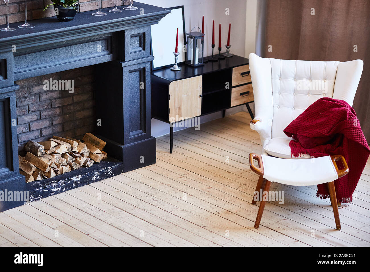 Schönes Wohnzimmer mit Parkett und Kamin in neuen Luxus home Stockfoto