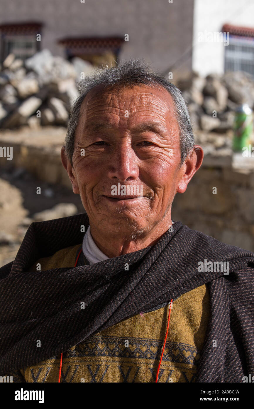 Eine ältere tibetische Mann auf einer Pilgerreise das Drepung Kloster, einem buddhistischen Kloster im Tal in der Nähe von Lhasa, Tibet zu besuchen. Stockfoto