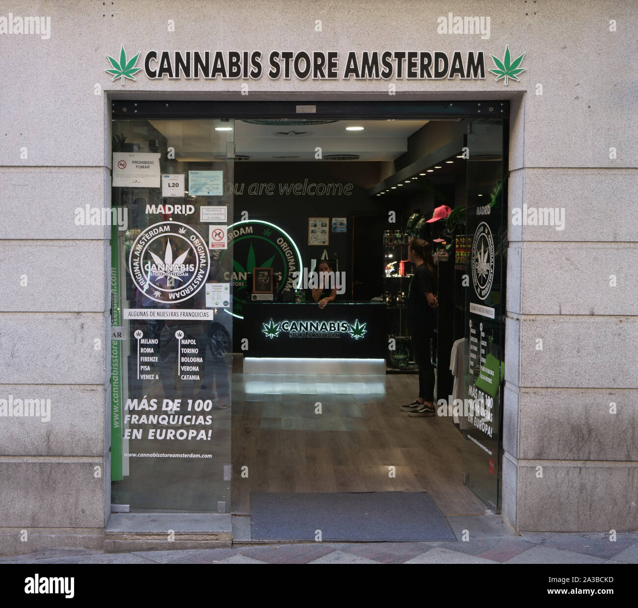 MADRID, Spanien - 24. SEPTEMBER 2019: Cannabis Store Amsterdam, Niederlassung in Madrid, Calle de la Montera, Spanien. Stockfoto