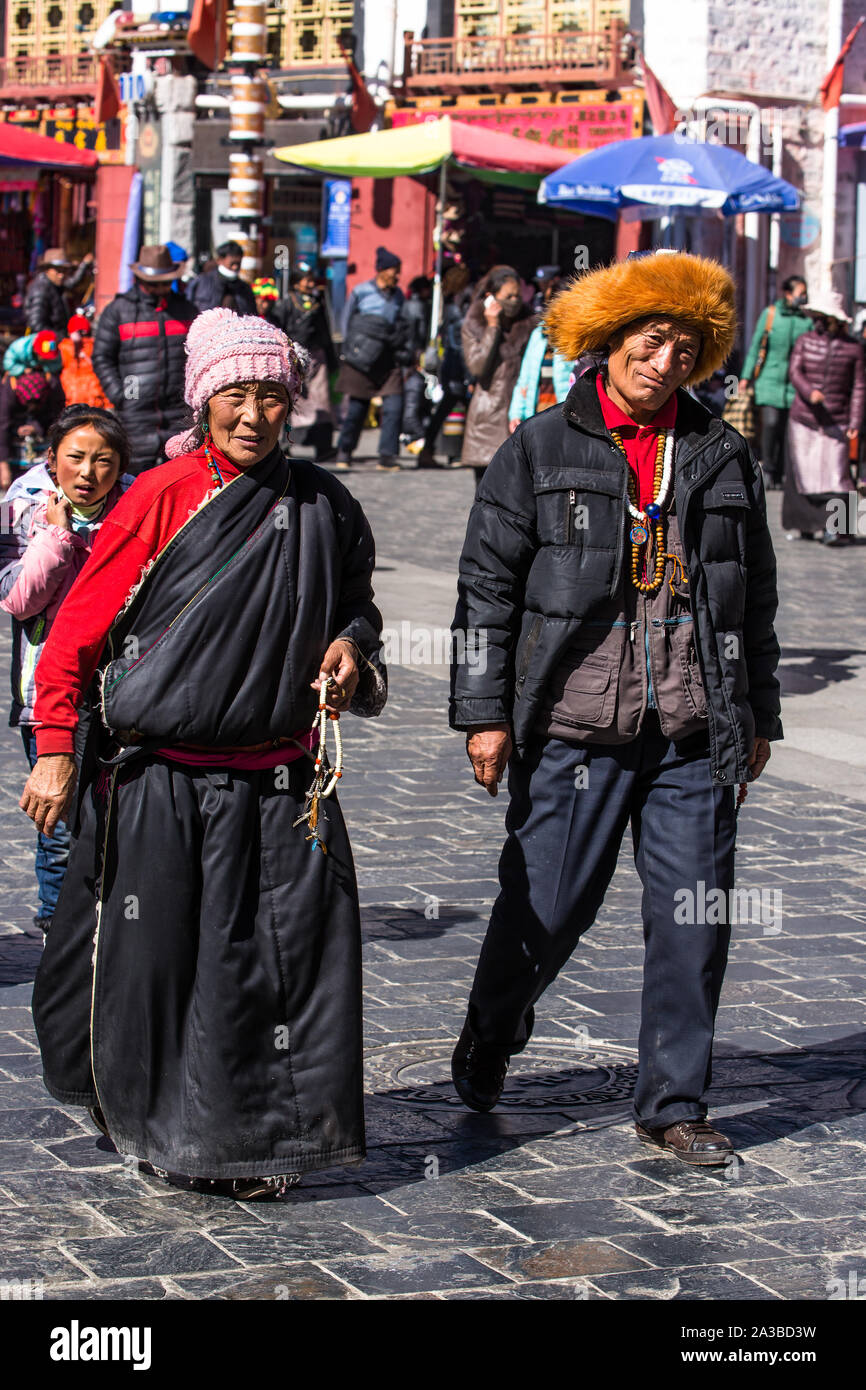 Tibetisch-buddhistische Pilger aus der Region Kham im Osten von Tibet umrunden um den Jokhang Tempel in Lhasa, Tibet. Er trägt einen roten Fuchs Fell hat. Stockfoto