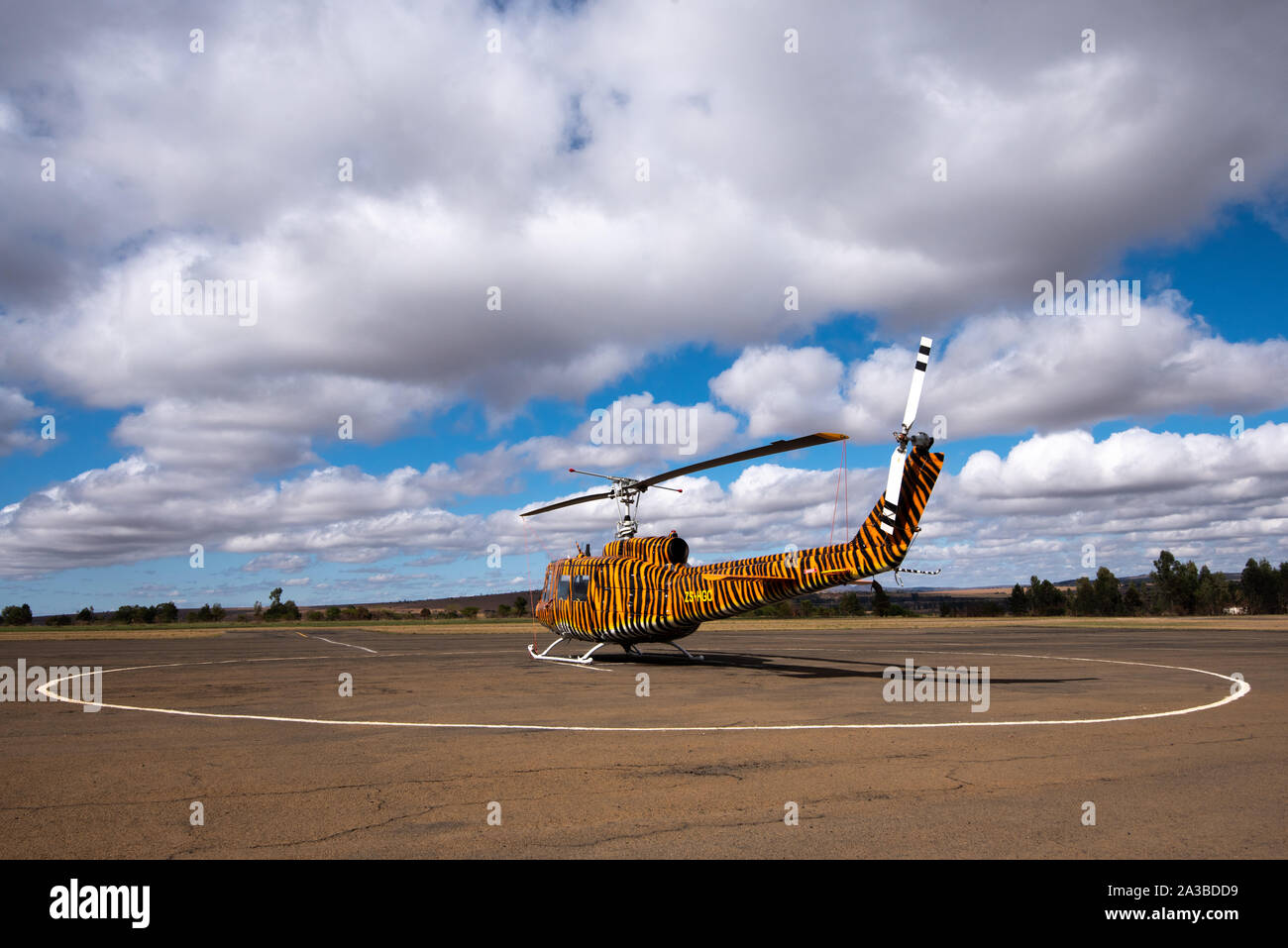 Vryheid, Südafrika, 1. Oktober 2019. Eine Bell Huey Hubschrauber mit einem benutzerdefinierten tiger Motiv paint job steht für Action bereit während der Brandbekämpfung Jahreszeit in Vryheid, Südafrika. Bell Huey Hubschrauber sind eine ikonische Modell entwickelt für das US-Militär und extensiv genutzten während und nach dem Vietnamkrieg. Stockfoto