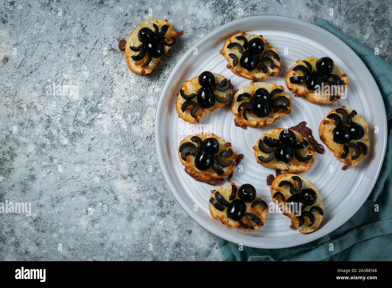 Halloween Kids Party Food-mini Pizza mit Spider Stockfoto